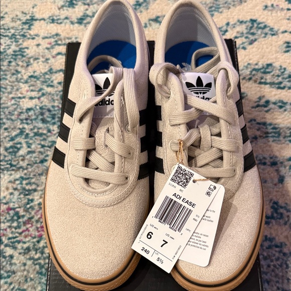 BNWT- Suede Adidas Tan and Black Sneakers 🖤🤎🌟 - Picture 7 of 9